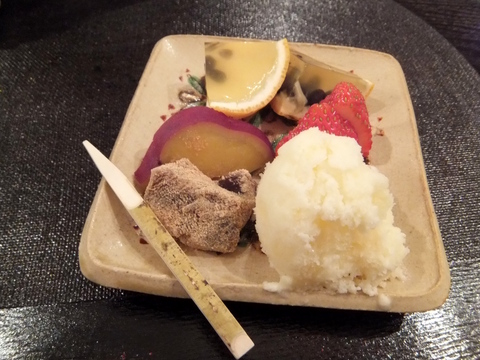 【しゅんさい割烹 幹】締めのデザートは、蕨もち、苺、小倉あん、 りんごシャーベットに丸十（さつまいも）