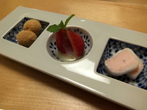 【森の旅亭びえい】デザートは桜アイス求肥巻きに苺、安倍川白玉