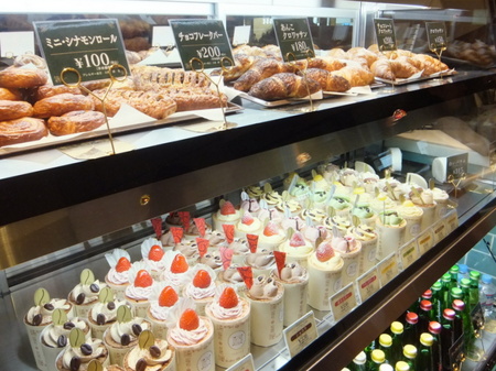 「イシヤカフェ」オリジナルケーキやパンが並んだショーケース