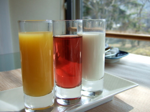 ザクロ酢にオレンジジュース、日高牛乳