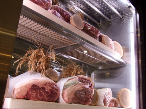 熟成保冷庫でしっかり保存された食べごろの肉