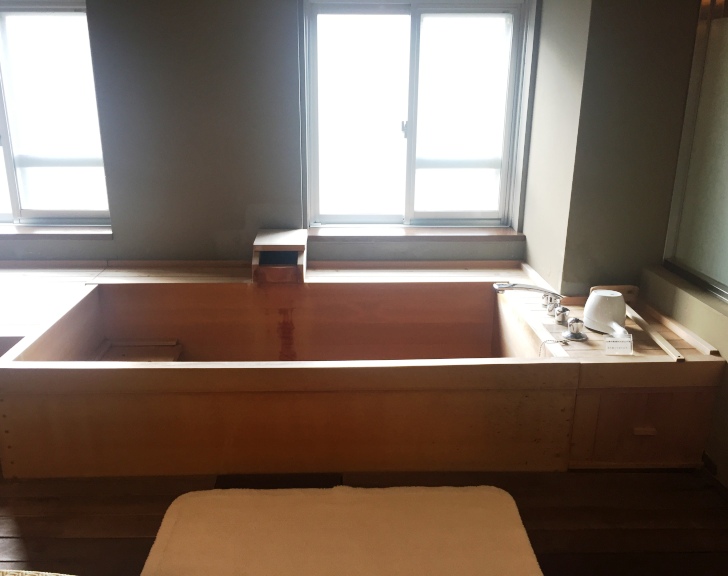 章月グランドホテルのプレミアムスイートの檜風呂
