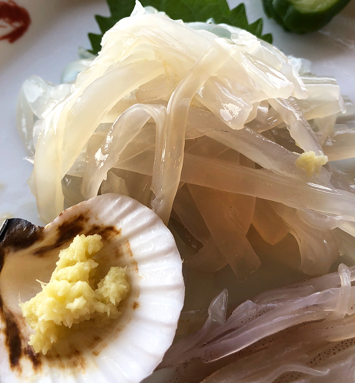 イカ刺は、たっぷりの生姜醤油で食べるのが函館流