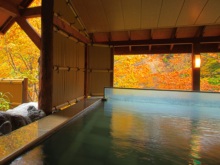 定山渓ビューホテルの紅葉の露天風呂