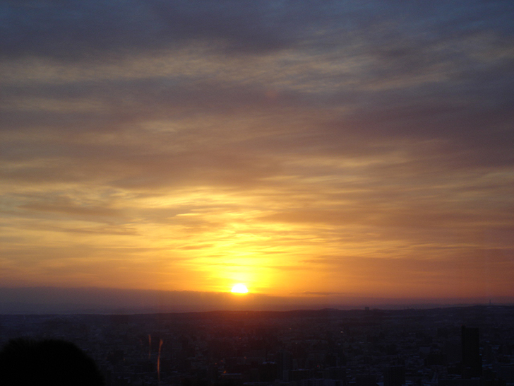 JRタワー展望室から眺める朝陽