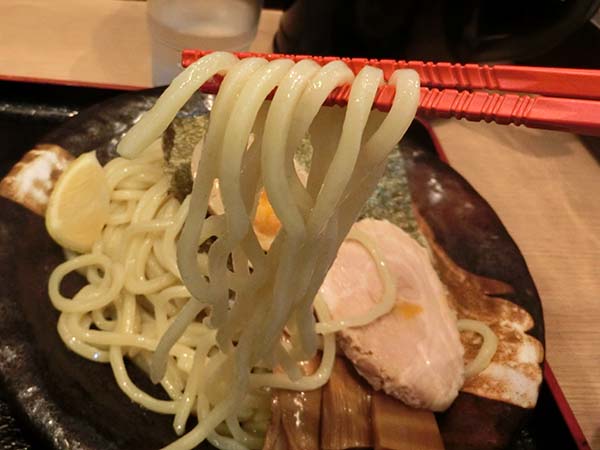 箸ですくいあげた自家製の太麺