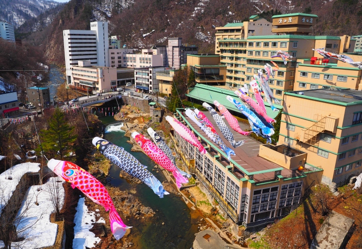 定山渓温泉渓流鯉のぼり