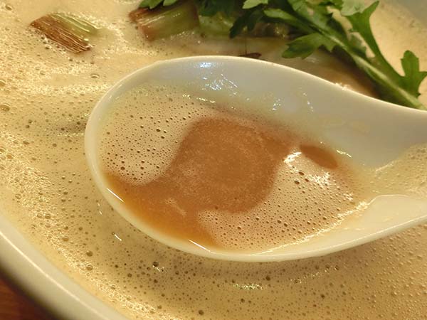 クリーミーで濃厚な鴨白湯スープ