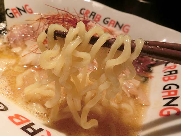 縮れの強いタイプの札幌麺