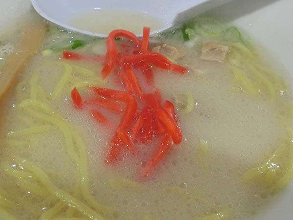 あっさり食べやすいタイプの豚骨スープに紅生姜をトッピング