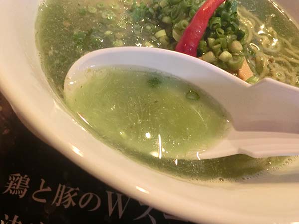ピッキーヌグリーンラーメンの緑色のスープ