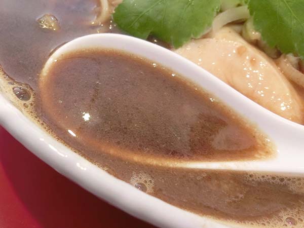 「醤油R（サバ・ブラック）」のスープ