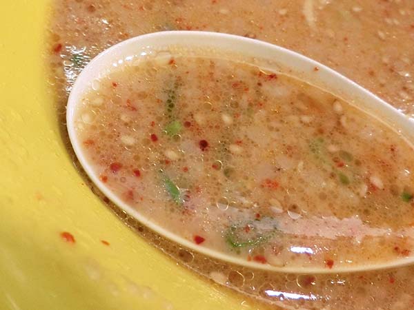 唐辛子で赤く染まったスープ