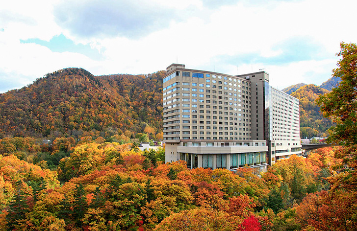 紅葉に彩られる定山渓ビューホテルの外観