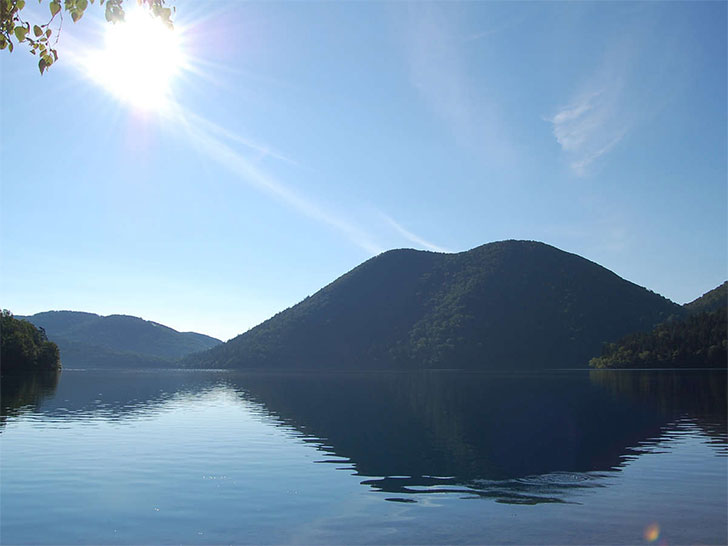 然別湖と湖のシンボル「くちびる山」