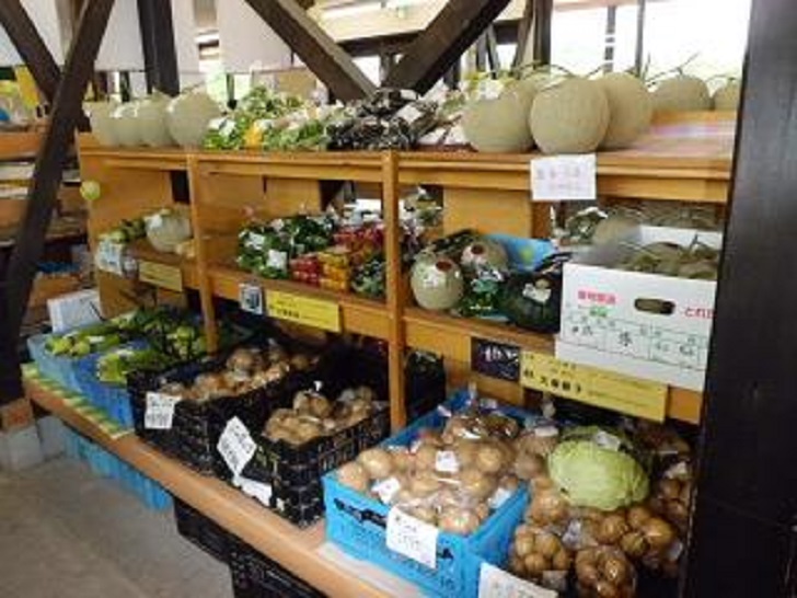 ニセコ ビュープラザ　新鮮な野菜が並ぶ農産物直売所