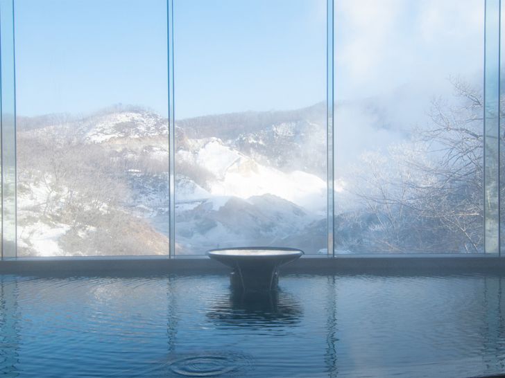 男性浴場の食塩泉から見た冬の装いの地獄谷