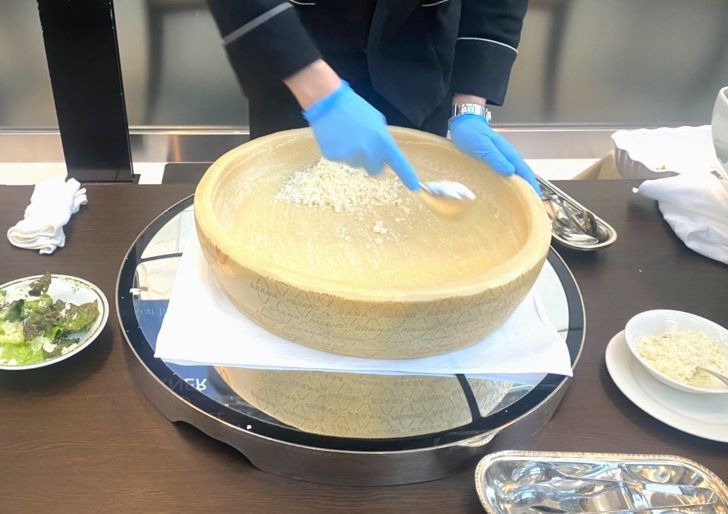ロイトン札幌　朝食　グラナパダーノチーズ