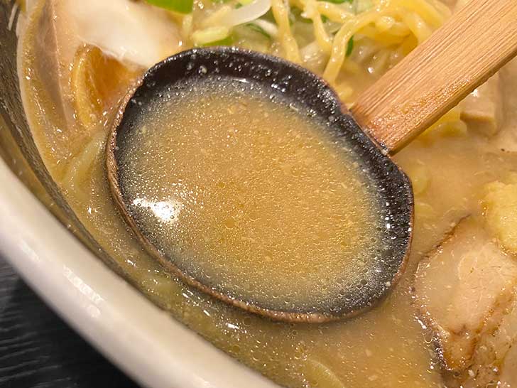 ほんのり甘い味噌スープは生姜の味変で二度美味しい