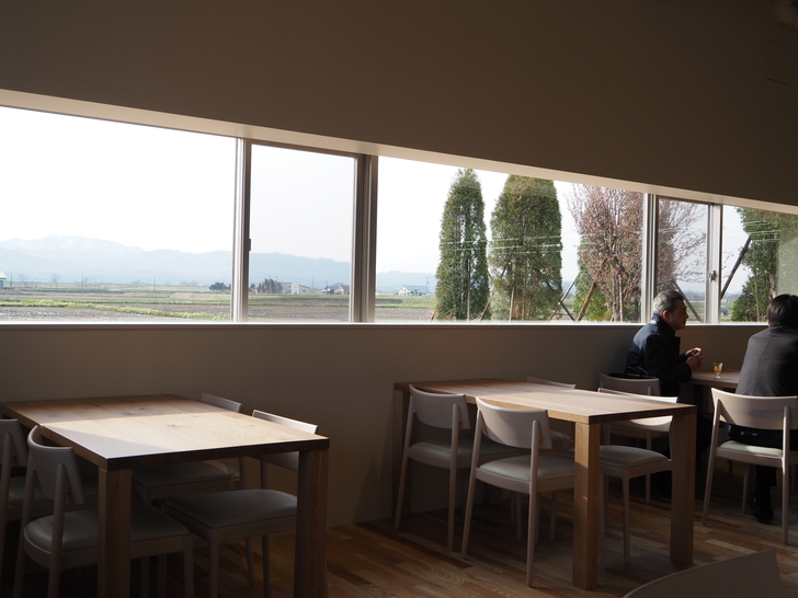 カフェのテーブル席からはピンネシリの山々が見えます