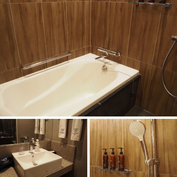 シャワーは高さと角度を調整できるタイプ。使い勝手もいいバスルームです