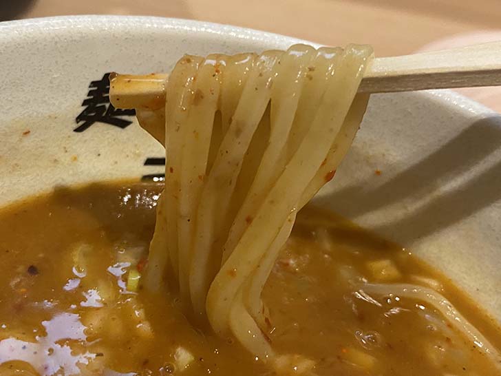 唐辛子で赤みが増したスープ
