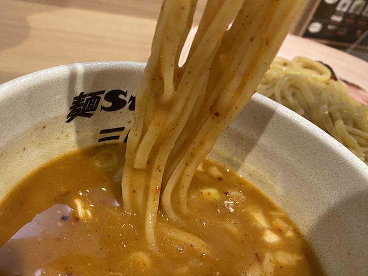 スープが絡んだ麺