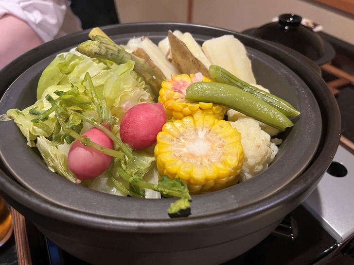 テーブルセットの料理「彩り野菜の土鍋蒸し」