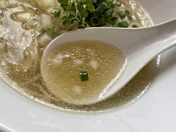 「冷やし淡麗塩煮干蕎麦」のスープ