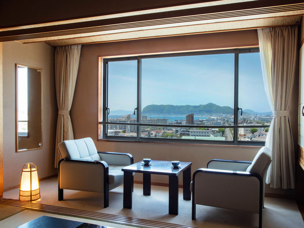 函館湯の川温泉湯元啄木亭の高層階客室一例