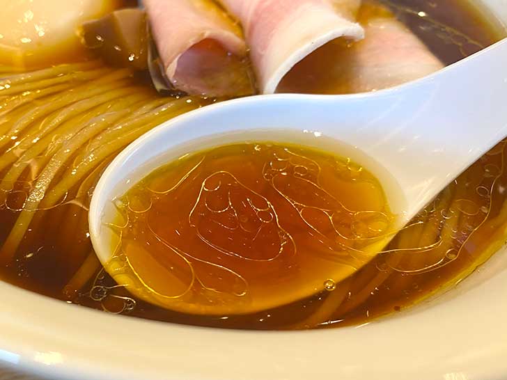地鶏光麺醤油のスープ