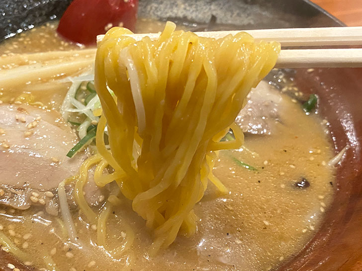 札幌ラーメンらしい黄色い縮れ麺