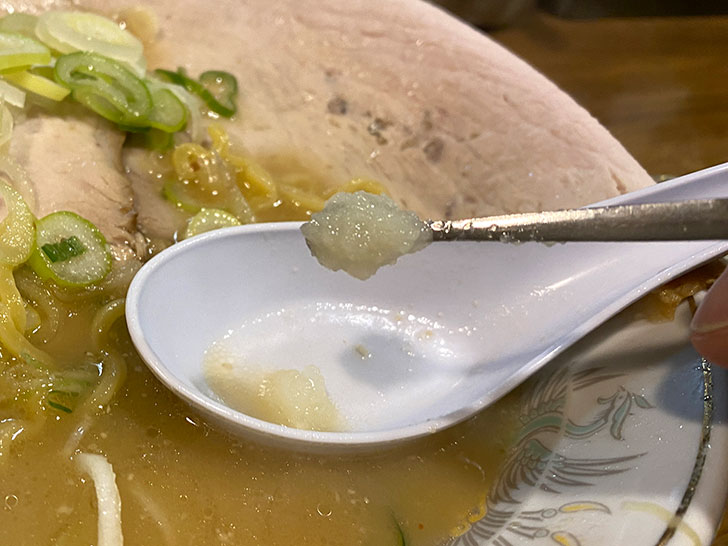 ニンニクをスープに溶かす