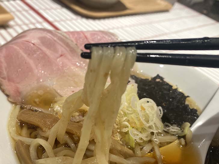 人類みな北海道　炙りホタテ醤油ラーメン　麵